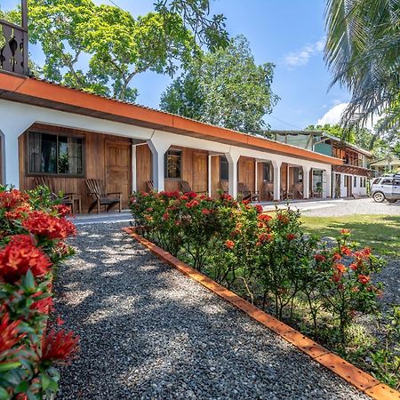 Cabinas Arrecife Cahuita Exteriör bild