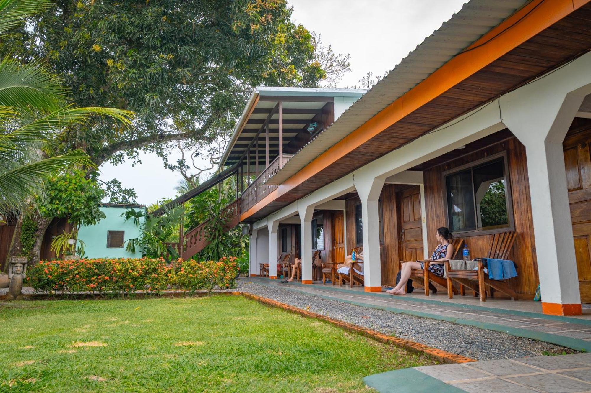 Cabinas Arrecife Cahuita Exteriör bild