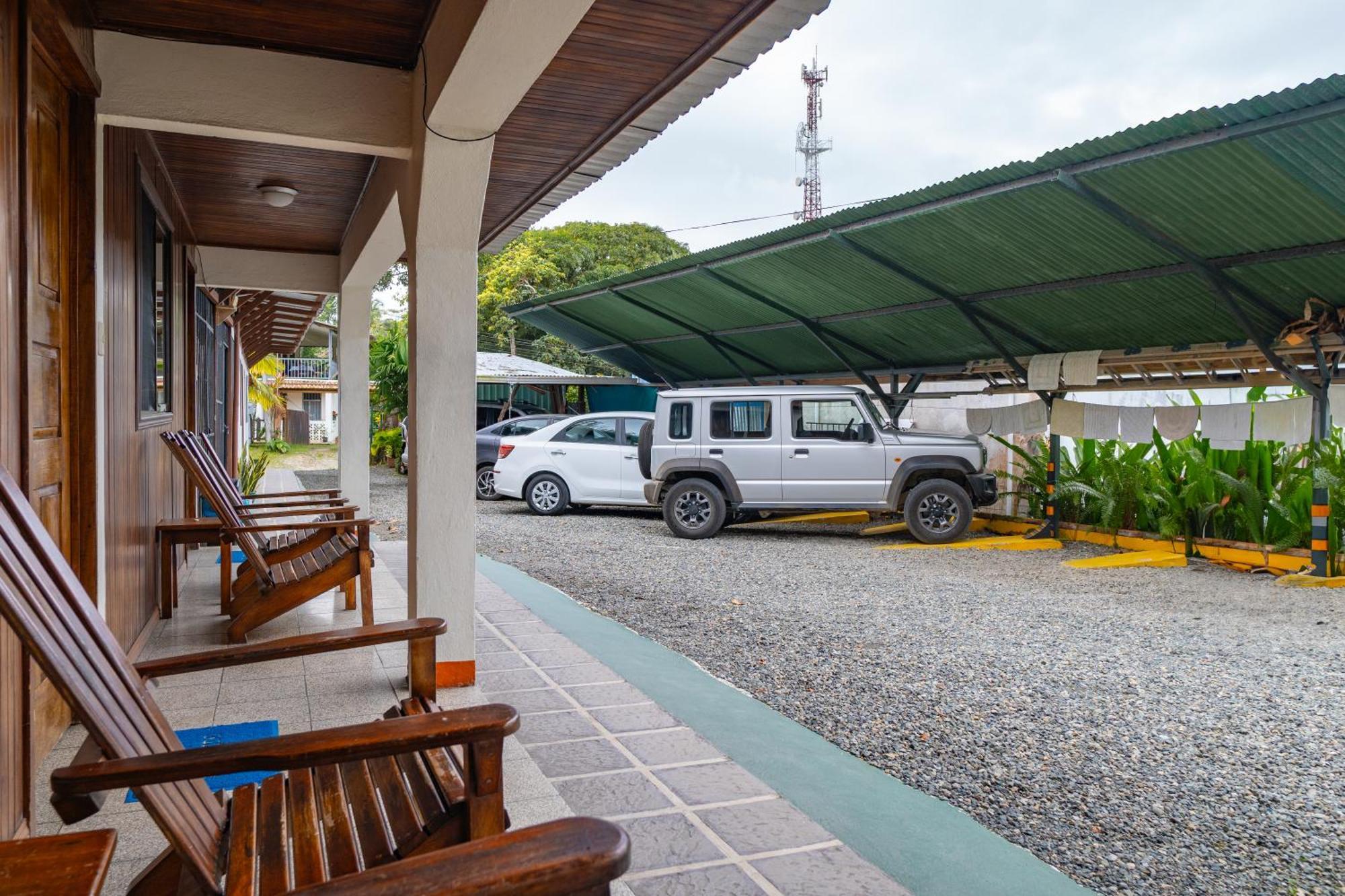 Cabinas Arrecife Cahuita Exteriör bild