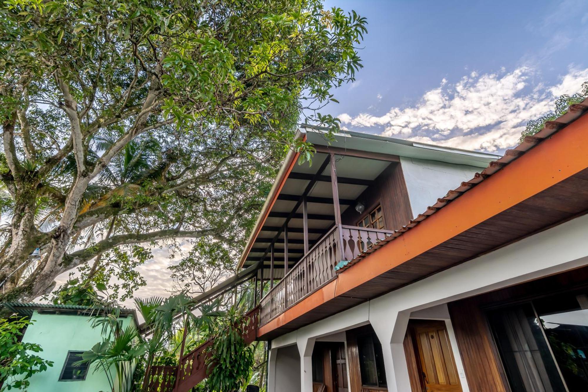 Cabinas Arrecife Cahuita Exteriör bild