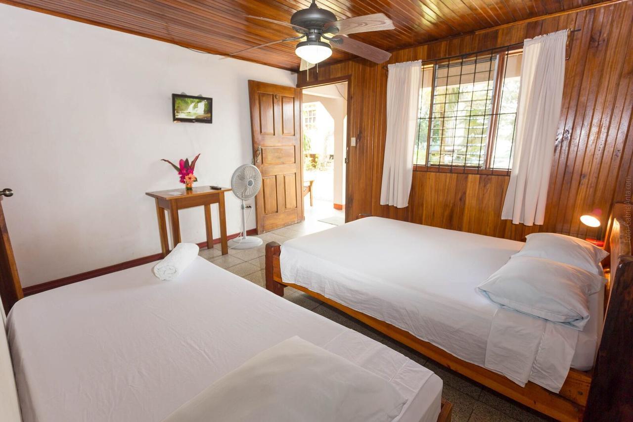Cabinas Arrecife Cahuita Exteriör bild