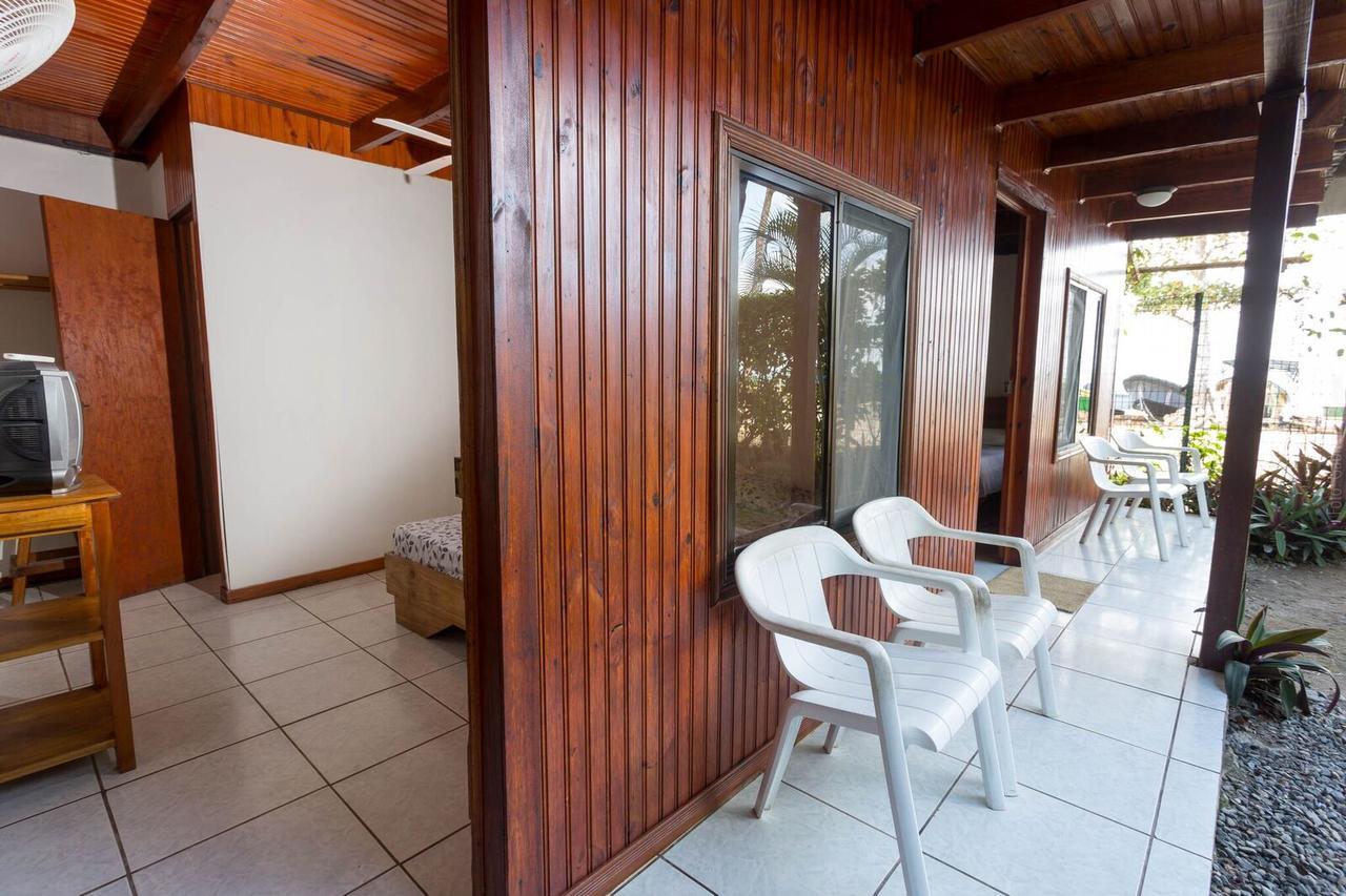 Cabinas Arrecife Cahuita Exteriör bild