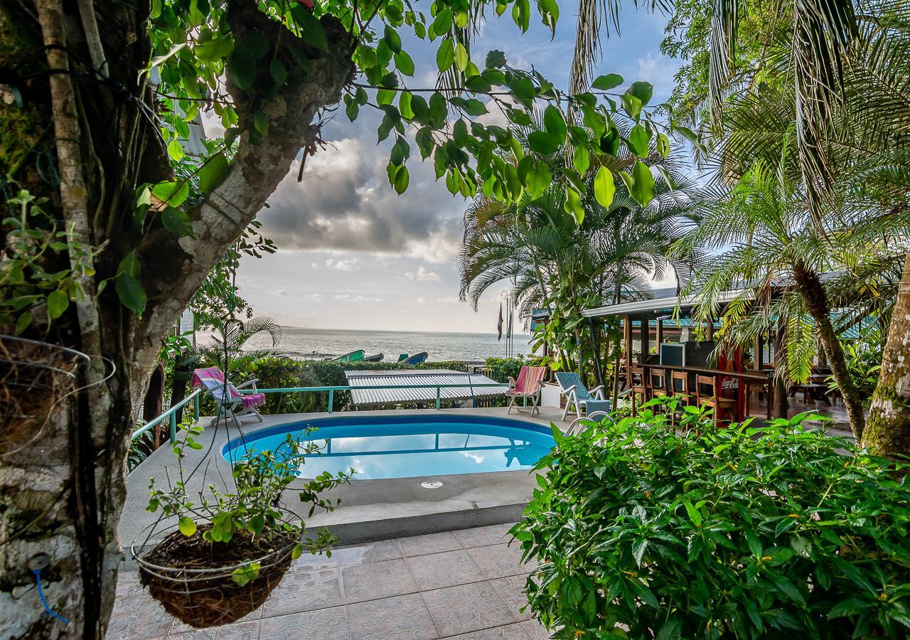 Cabinas Arrecife Cahuita Exteriör bild